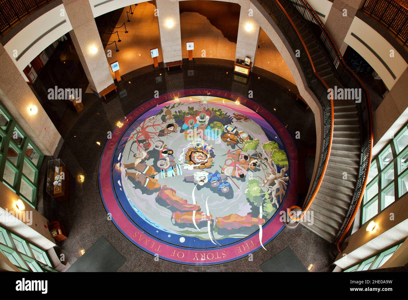 The Story of Texas „The Bob Bullock“ Texas State History Museum, Rotunde-Wandgemälde, Terrazzo-Legende. Texas. Stockfoto