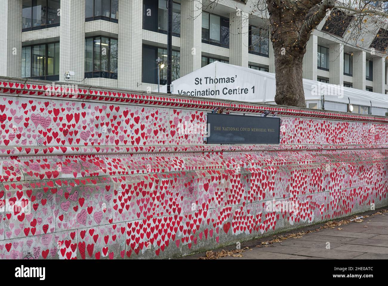 St. Thomas Impfzentrum 1, hinter der nationalen Gedenkmauer in London Stockfoto