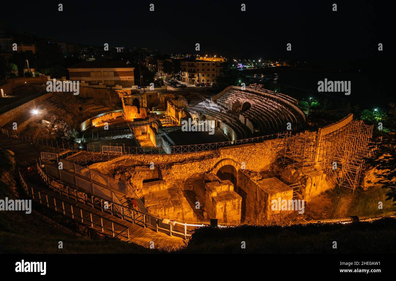 Altes römisches Amphitheater in Tarragona bei Nacht in Katalonien Stockfoto