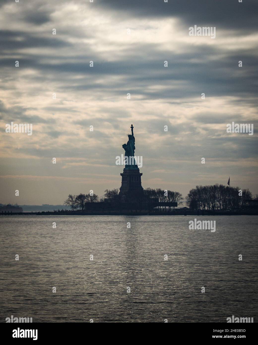 Die kolossale Freiheitsstatue auf Liberty Island im New Yorker Hafen Stockfoto