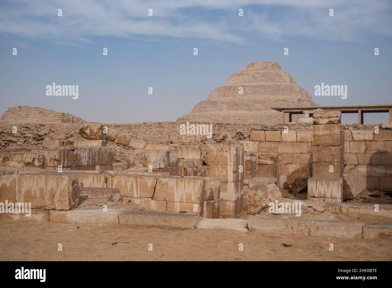 Blick auf die Stufenpyramide von Djoser in Saqqara von der Pyramide von Unas, einem archäologischen Überreste in der Nekropole von Saqqara, Ägypten Stockfoto