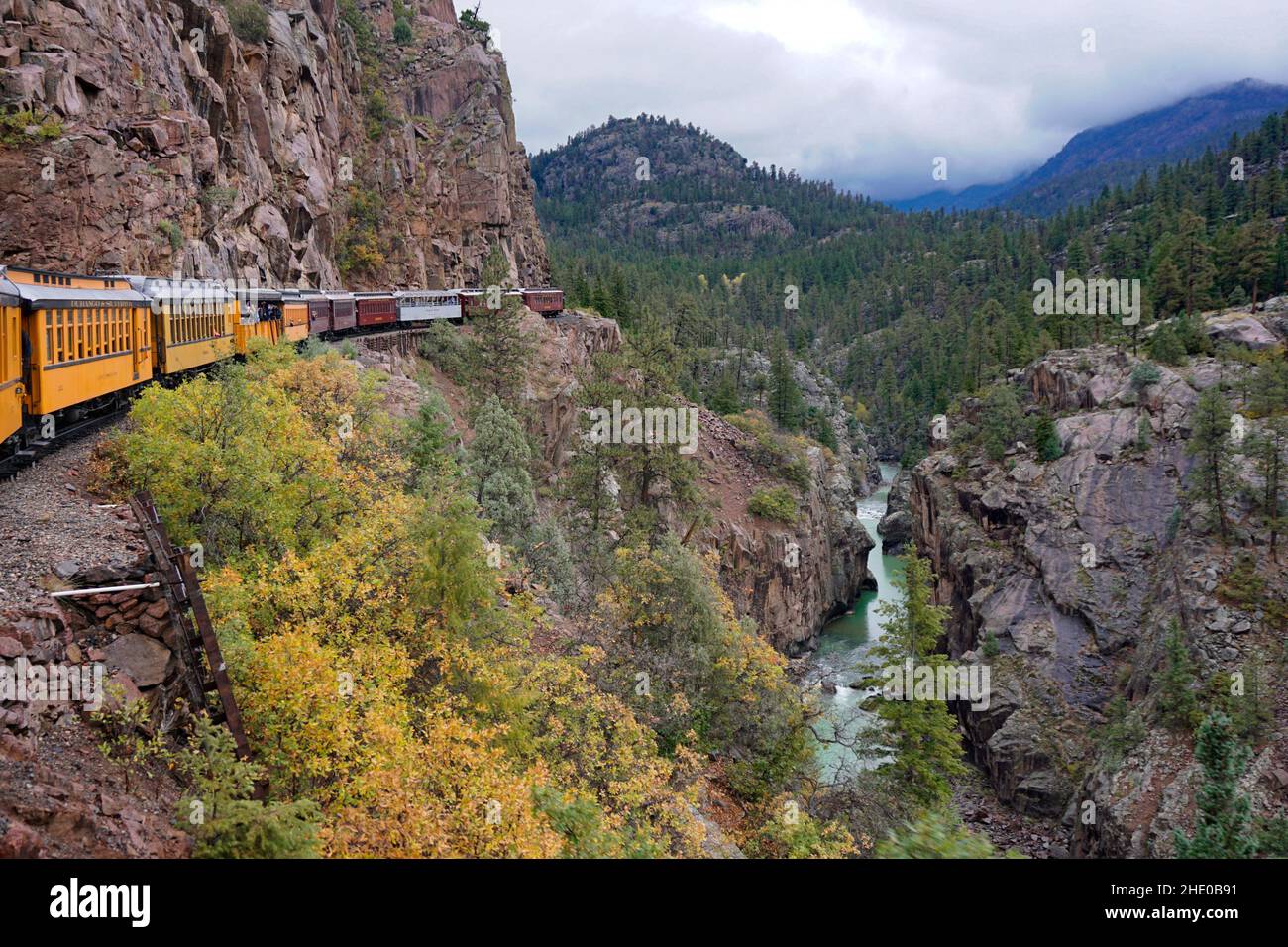 Durango und Silverton Narrow Gauge Railroad, die entlang der Seite des Berges und über dem Animas Fluss fahren. Stockfoto