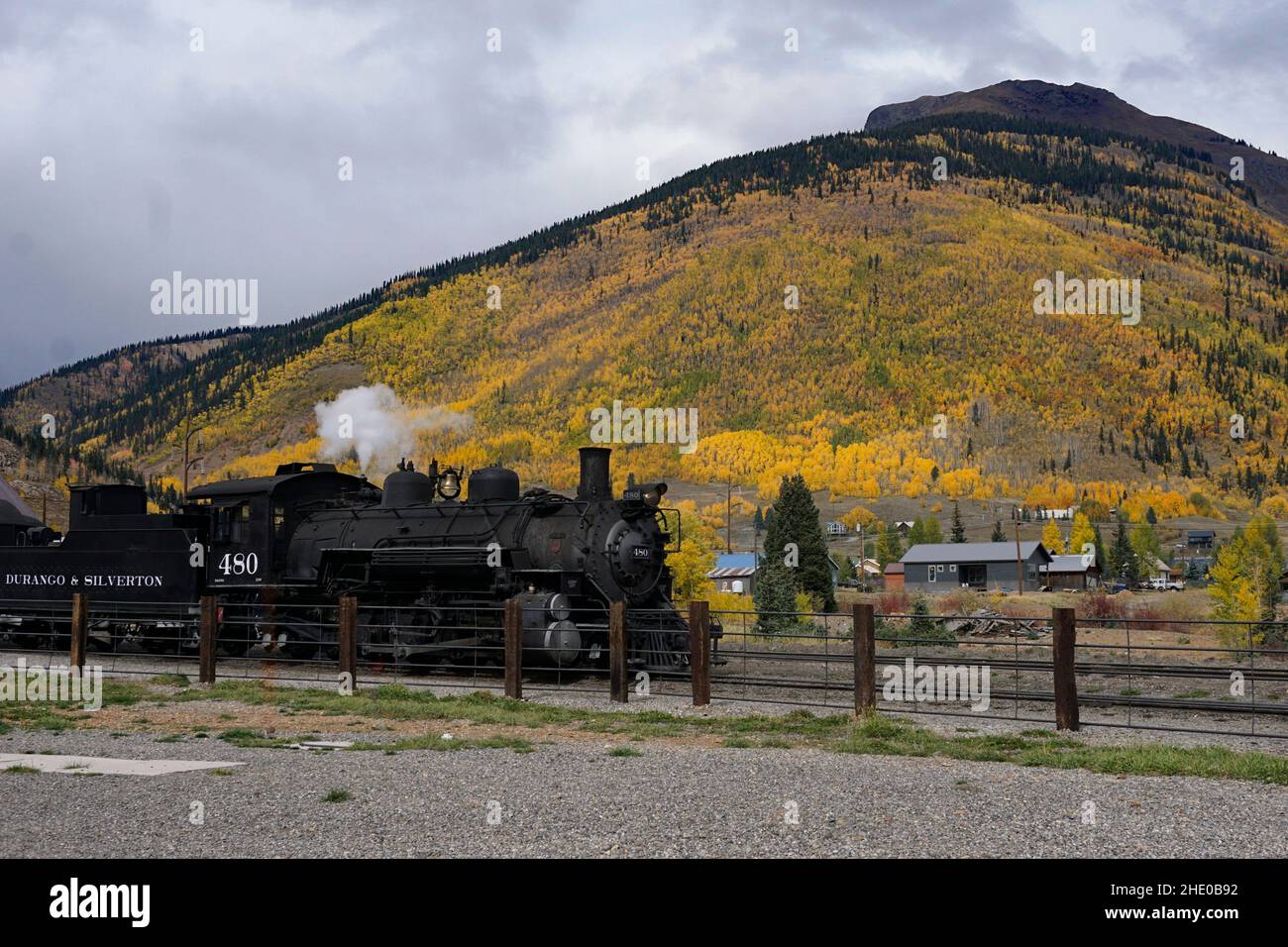 Durango und Silverton Schmalspurbahn in Silverton warten auf Abfahrt. Die Berge rund um Silverton sind mit Herbstfarben bedeckt. Stockfoto
