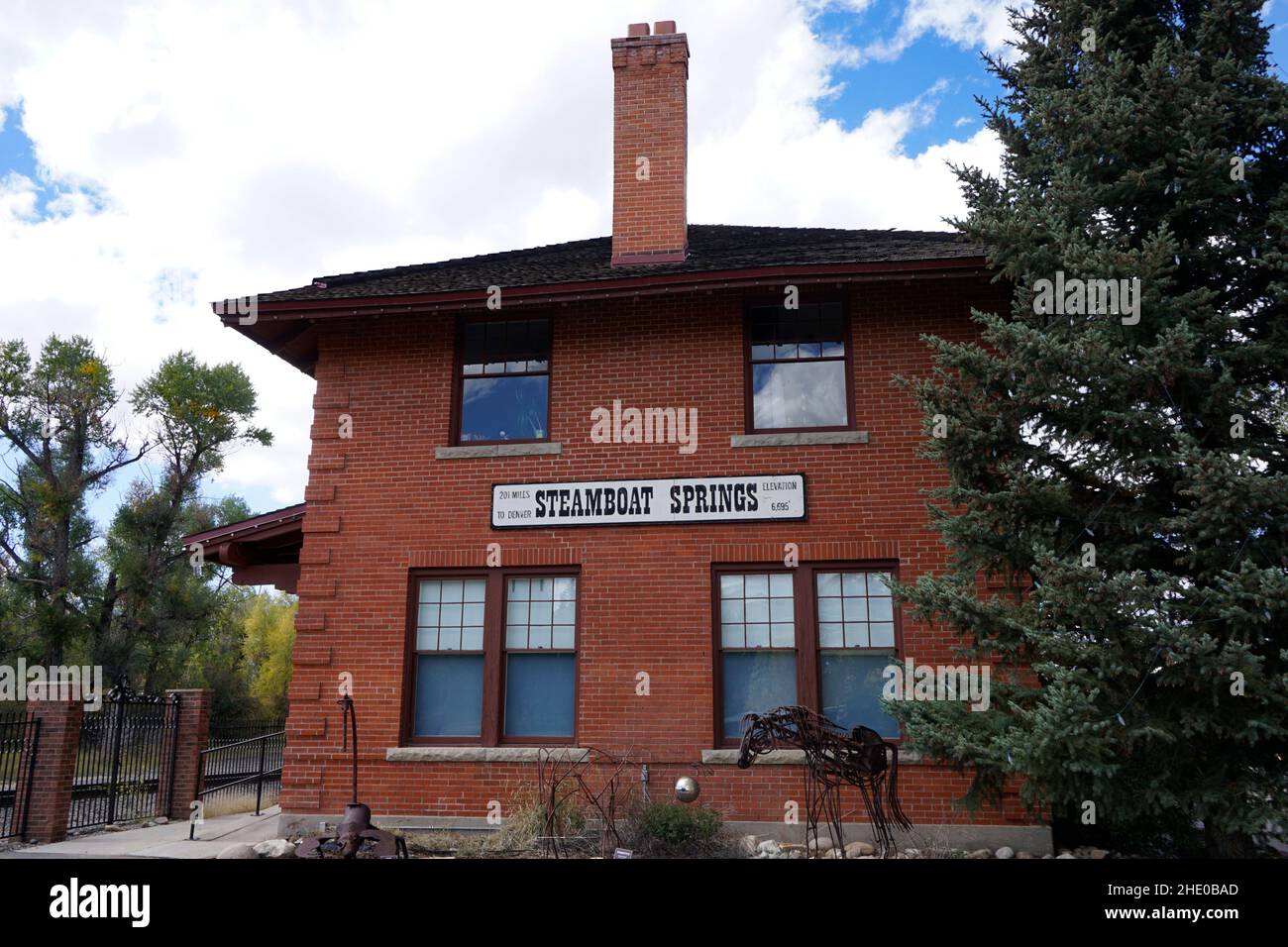 Das Railroad Depot in Steamboat Springs wurde 1909 erbaut und ist im National Register of Historic Places gelistet. Heute dient es als Kunstdepot, Stockfoto
