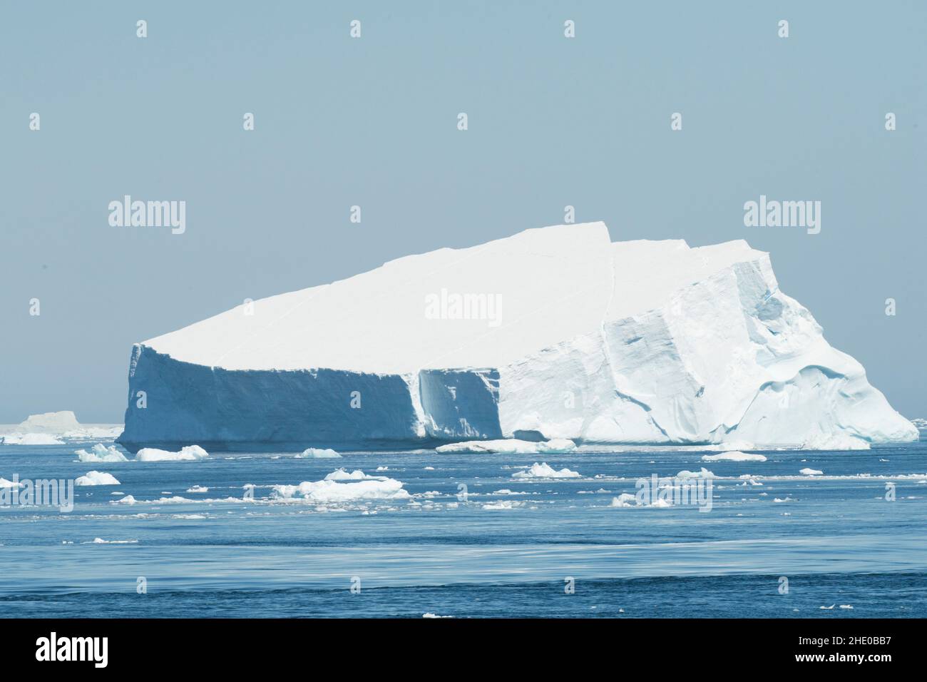 Ein tabellarischer Eisberg im Weddellmeer vor der Küste der Antarktis. Stockfoto
