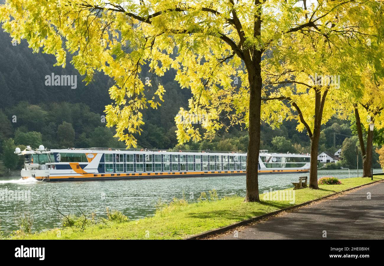 Flussfahrt auf der Mosel - MS VistaStar durch die Stadt Traben-Trarbach, Mittelmosel, Rheinland-Pfalz, Deutschland Stockfoto
