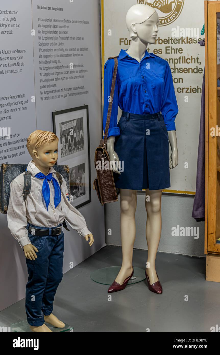 Mannequin in DDR Young Pioneer und FDJ Schuluniform im DDR Museum in Dresden, Deutschland Stockfoto