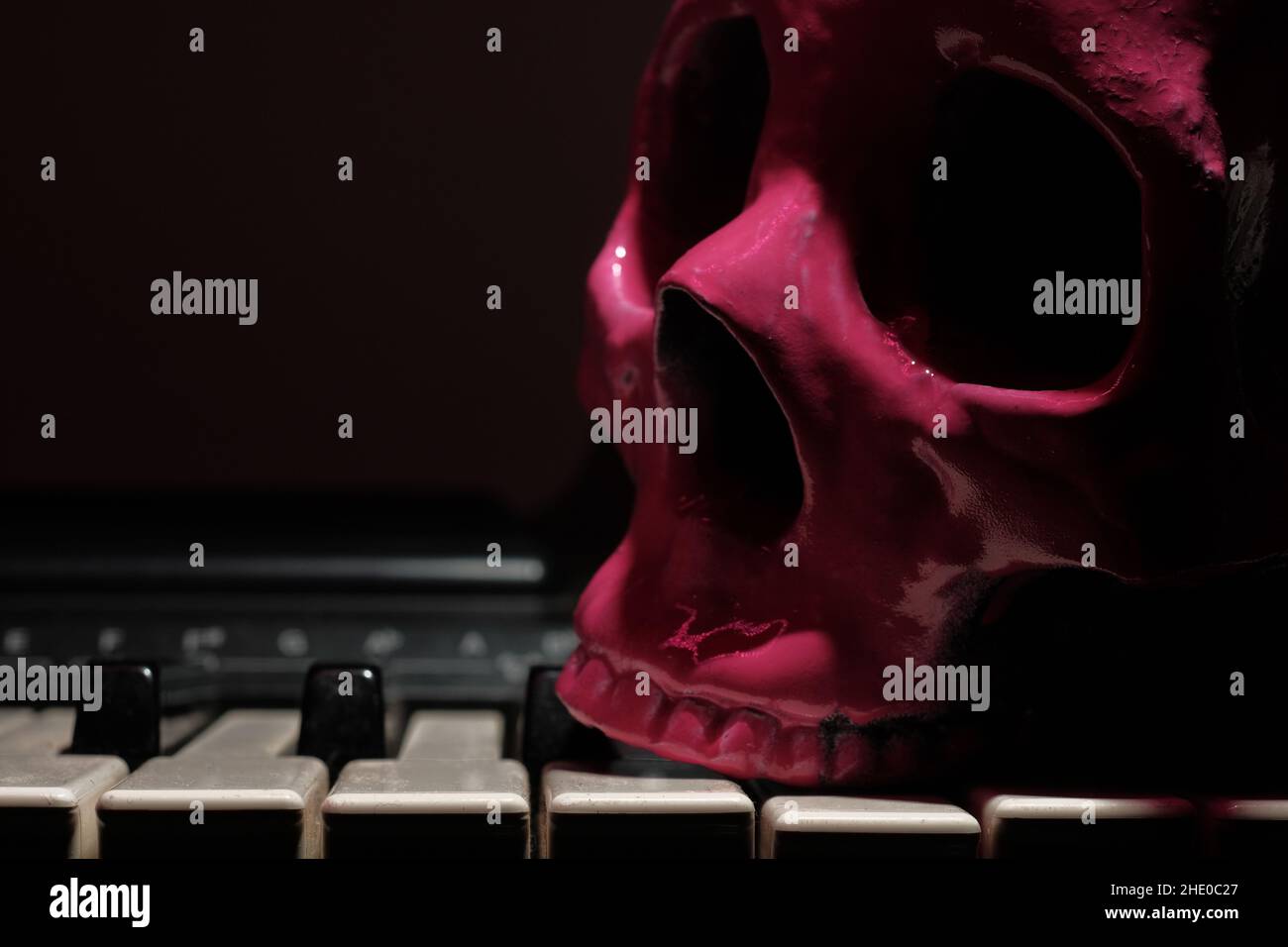 Pink Human Skull auf E-Piano Keyboard für beängstigende musikalische Darbietung Stockfoto