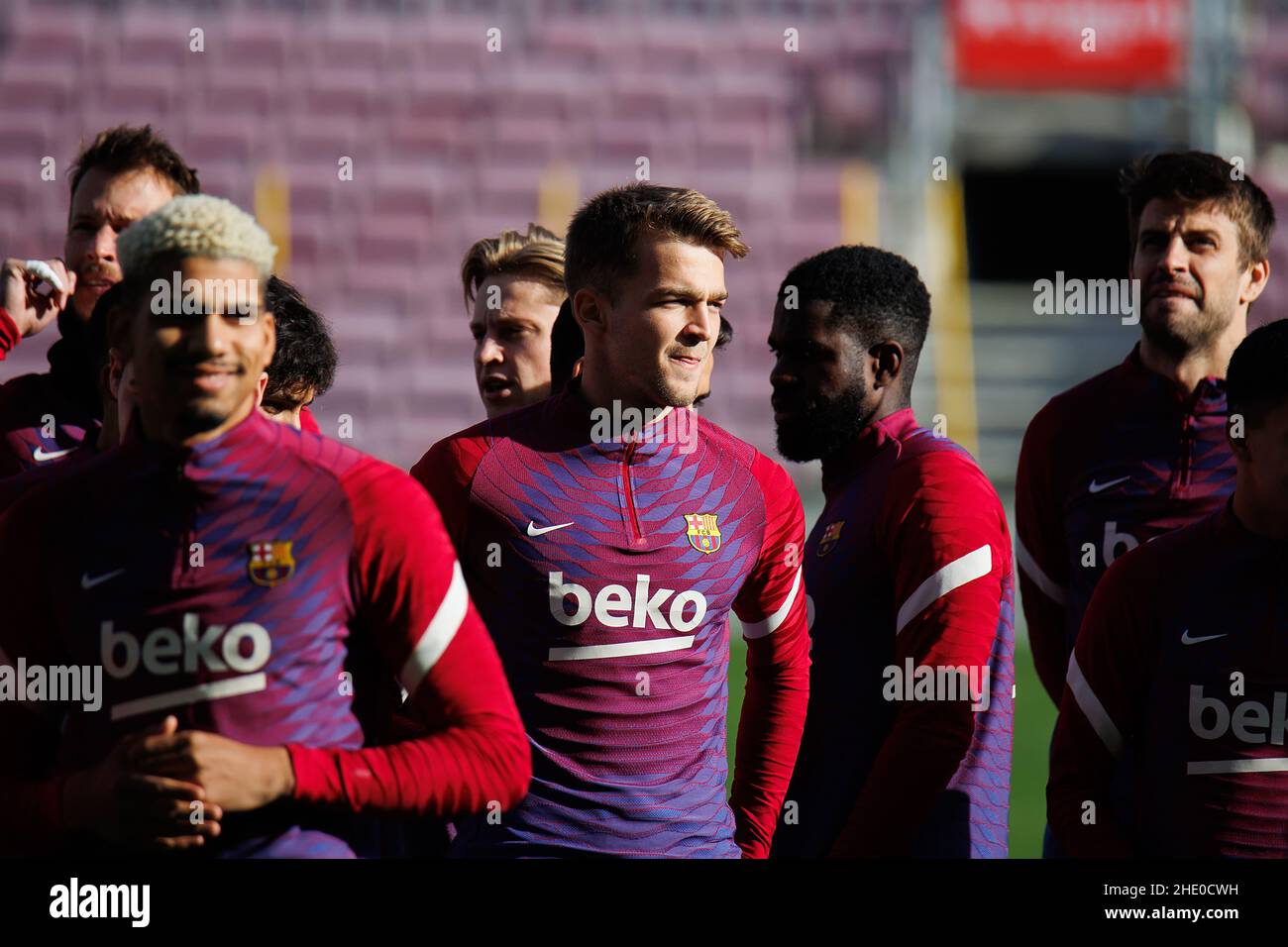 BARCELONA - JAN 3: Arnau Comas in Aktion mit seinen Teamkollegen während einer Trainingseinheit im Camp Nou Stadion am 3. Januar 2022 in Barcelona, Spanien. Stockfoto