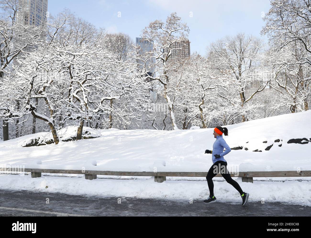 New York, Usa. 07th Januar 2022. Eine Frau joggt im Central Park, umgeben von schneebedeckten Bäumen, nach einem Schneesturm in New York City am Freitag, dem 7. Januar 2022. Ein sich schnell bewegender Schneesturm überdeckte Teile des Tri-State-Gebiets mit bis zu 9 Zoll Schnee in einigen Gebieten. Foto von John Angelillo/UPI Credit: UPI/Alamy Live News Stockfoto