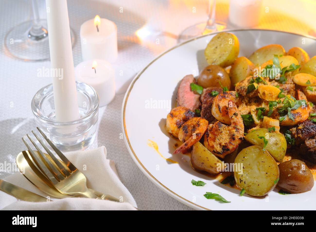 Gourmet-Surf und Rasen-garnelen und Steak-Dinner-Vorspeise mit neuen Kartoffeln bei einer schicken teuren Hochzeit Stockfoto
