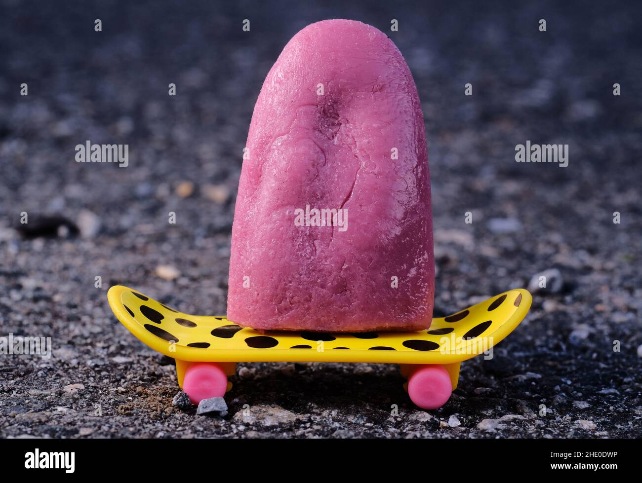 Ausdruck und Sprichwort Zungenverdrehung wird visuell dargestellt, wie eine Zunge auf einem Skateboard reitet Stockfoto