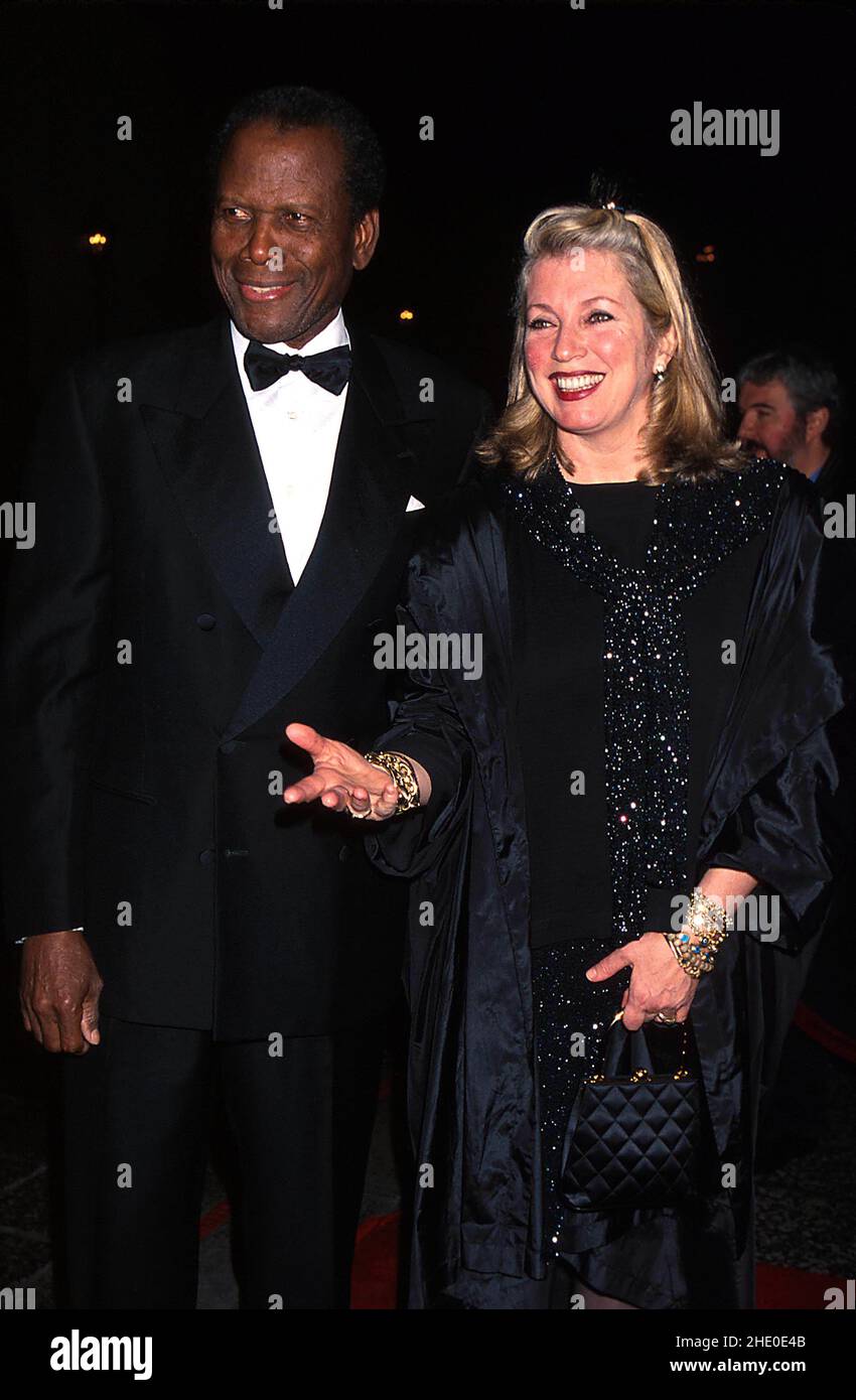 K17195LR: 11/18/99.DIE STARS VON MORGEN GALA IM BEVERLY WILSHIRE HOTEL IN BEVERLY HILLS, CA..SIDNEY POITIER MIT SEINER FRAU JOANNA SHIMKUS. LISA ROSE/ 1999(Kreditbild: Ã‚© Globe Photos/ZUMA Wire) Stockfoto