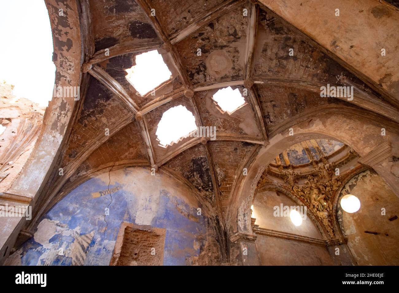 Eine Ansicht von unten einer beschädigten Kuppel der alten Kirche in der Stadt Belchite in Spanien Stockfoto