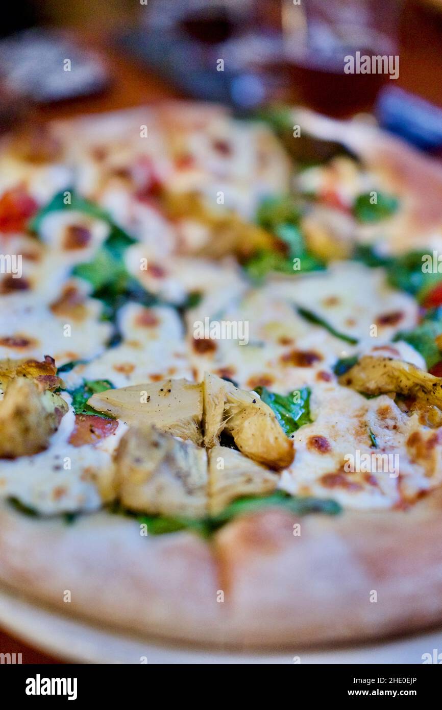 Artischocken auf Pizza in der Thomas Foolery Bar und im Restaurant in Washington D.C., USA Stockfoto