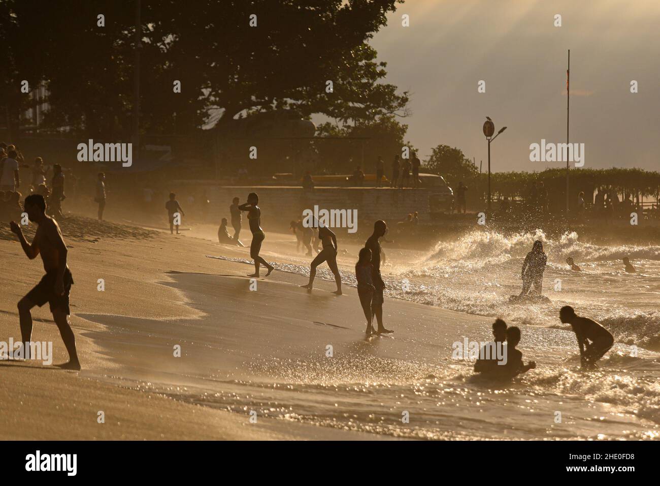 Die Menschen genießen den Strand in San Juan, Provinz La Union nördlich von Manila. Es wird erwartet, dass Millionen von Touristen während der Weihnachtszeit Reisen im Land planen, trotz der Bedrohung durch COVID-19 und Omicron, eine stark mutierte Coronavirus-Variante. Philippinen. Stockfoto