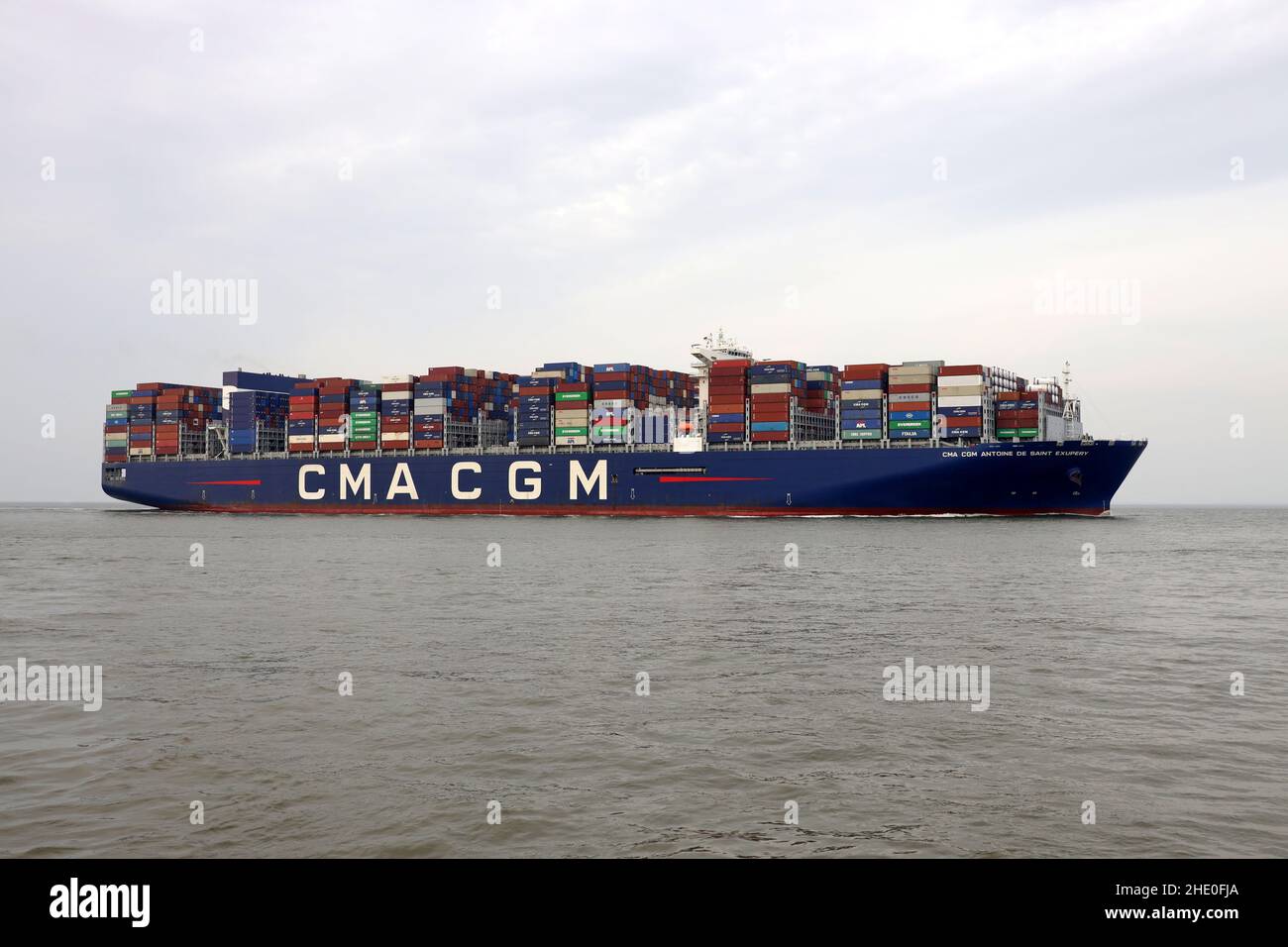 Das Containerschiff CMA CGM Antoine de Saint Exupery wird am 18. Juni 2021 Cuxhaven auf dem Weg zum Hamburger Hafen passieren. Stockfoto