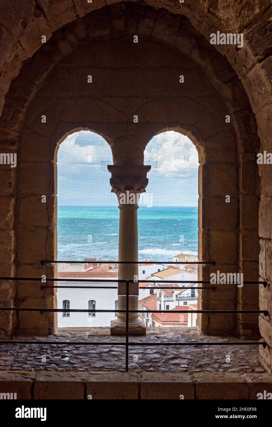 Mullionfenster, Kathedrale von Cefalù, Cefalu, Sizilien, Italien Stockfoto
