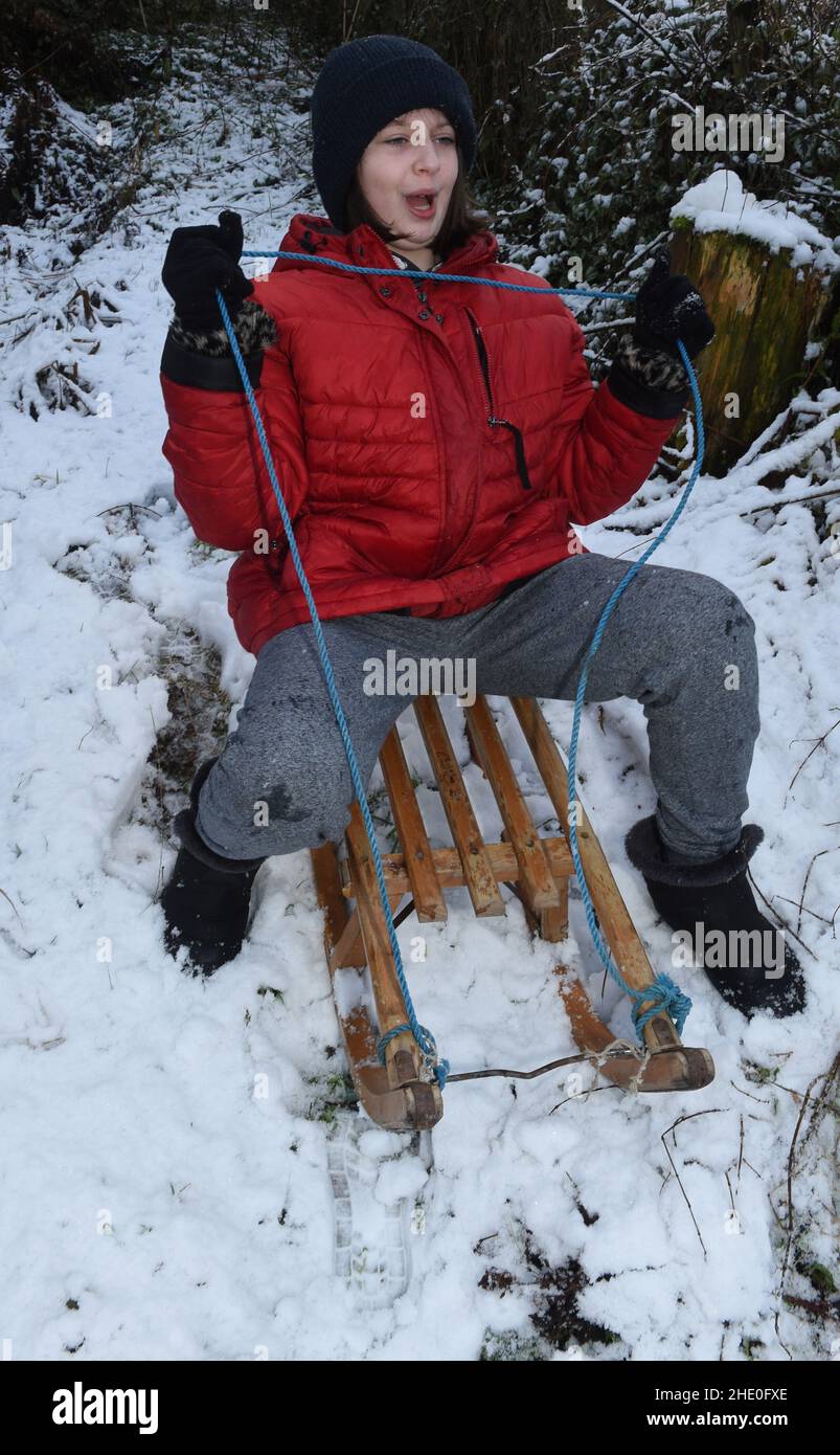 Peebles, Scottish Borders. 7th Jan 22.Schnee hat Schottland über Nacht übertönt, zur Freude der 10-jährigen Amelia Baggs aus Edinburgh, die ihr Winterrodelerlebnis im Wunderland während einer Reise nach Peebles in den Scottish Borders genossen hat. Kredit: eric mccowat/Alamy Live Nachrichten Stockfoto