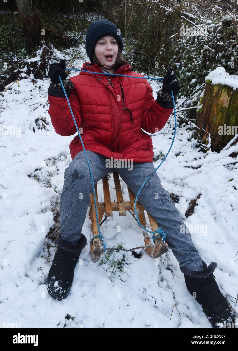Peebles, Scottish Borders. 7th Jan 22.Schnee hat Schottland über Nacht übertönt, zur Freude der 10-jährigen Amelia Baggs aus Edinburgh, die ihr Winterrodelerlebnis im Wunderland während einer Reise nach Peebles in den Scottish Borders genossen hat. Kredit: eric mccowat/Alamy Live Nachrichten Stockfoto