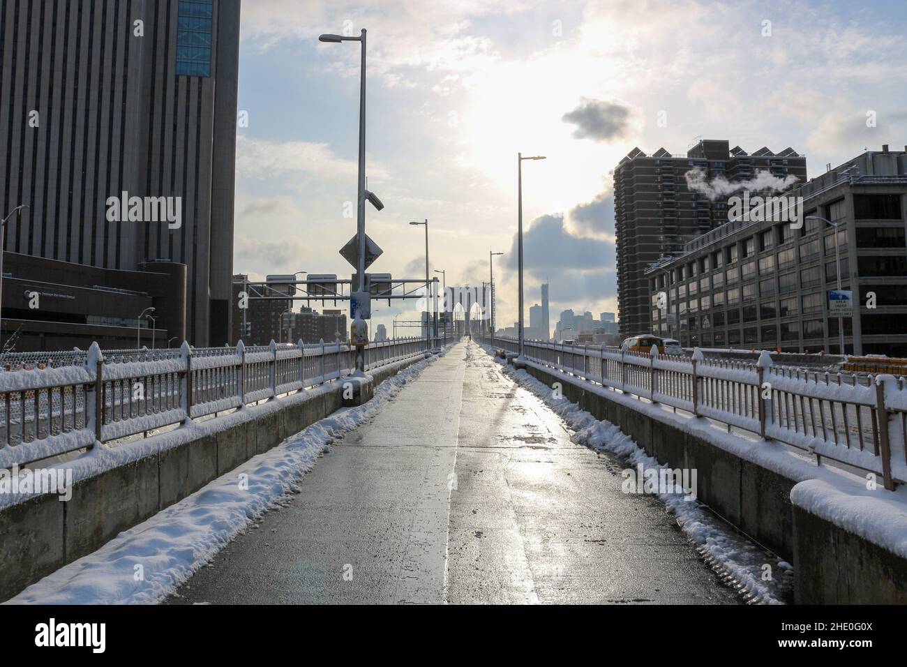 New York, New York, USA. 7th Januar 2022. Die Brooklyn Bridge wird während des ersten Schnees der Saison in New York City am 7. Januar 2022 gesehen. (Bild: © Ryan Rahman/Pacific Press via ZUMA Press Wire) Stockfoto