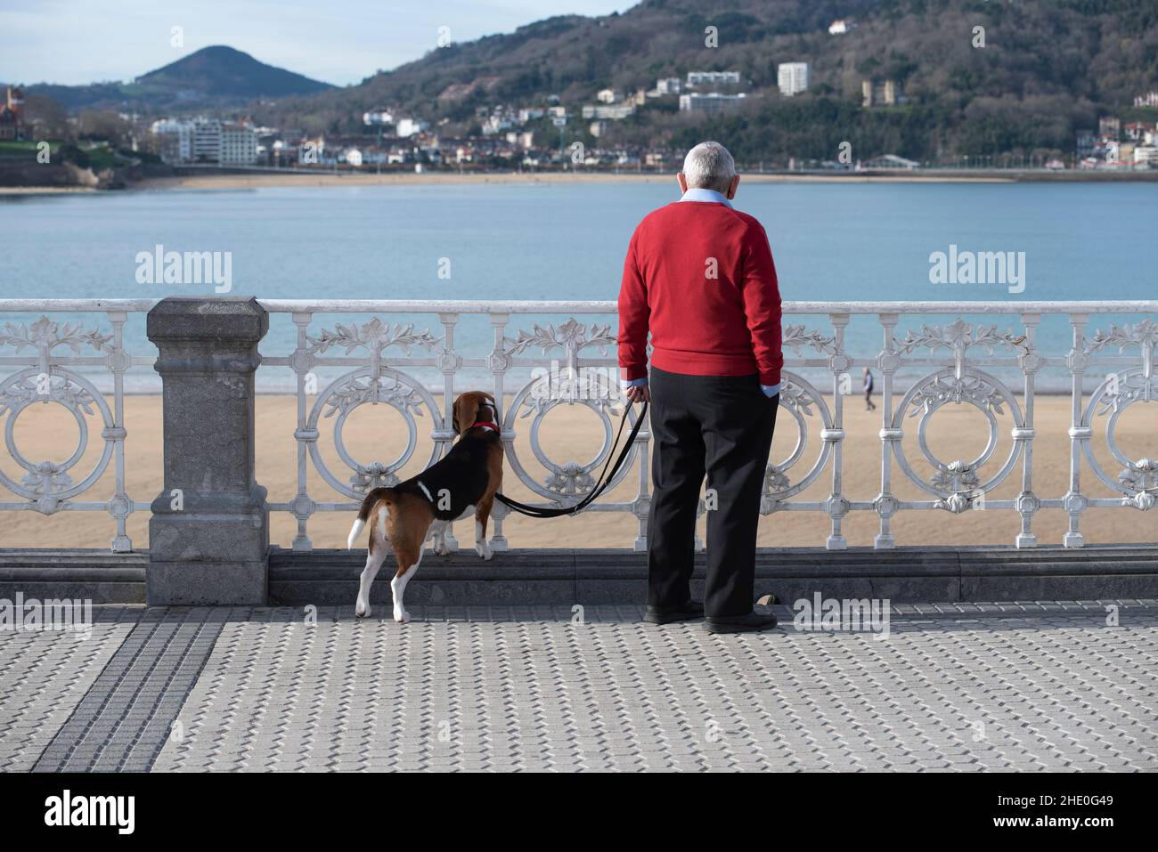 Mann mit seinem Hund und Blick auf das Meer Stockfoto