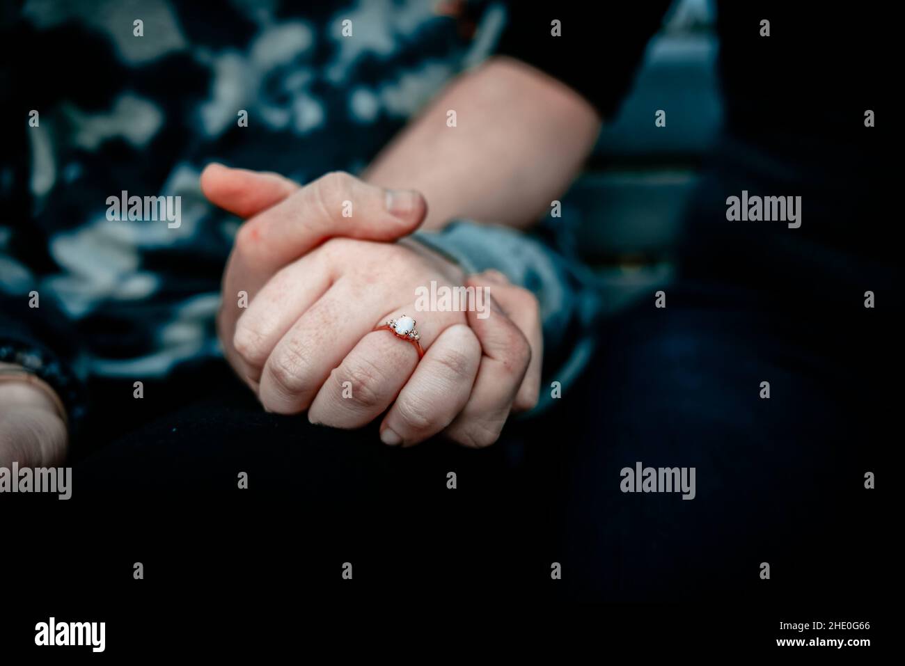 Nahaufnahme eines Verlobten Paares, das die Hände mit einem Ring hält Stockfoto
