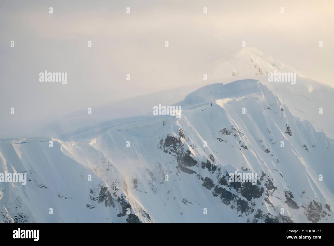 Sonnenuntergang über Bergen in der Antarktis. Stockfoto