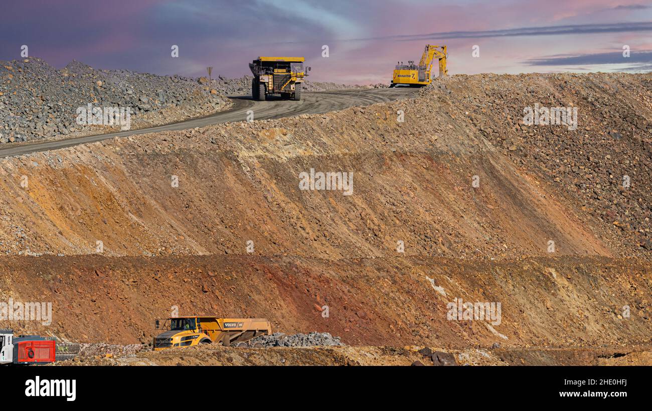Mina del Riotinto, Huelva, Spanien - Oktober 10 2021: Bergbaumaschinen für die Gewinnung von Eisenerz und Kupfer, industrieller Bergbau in Spanien Stockfoto