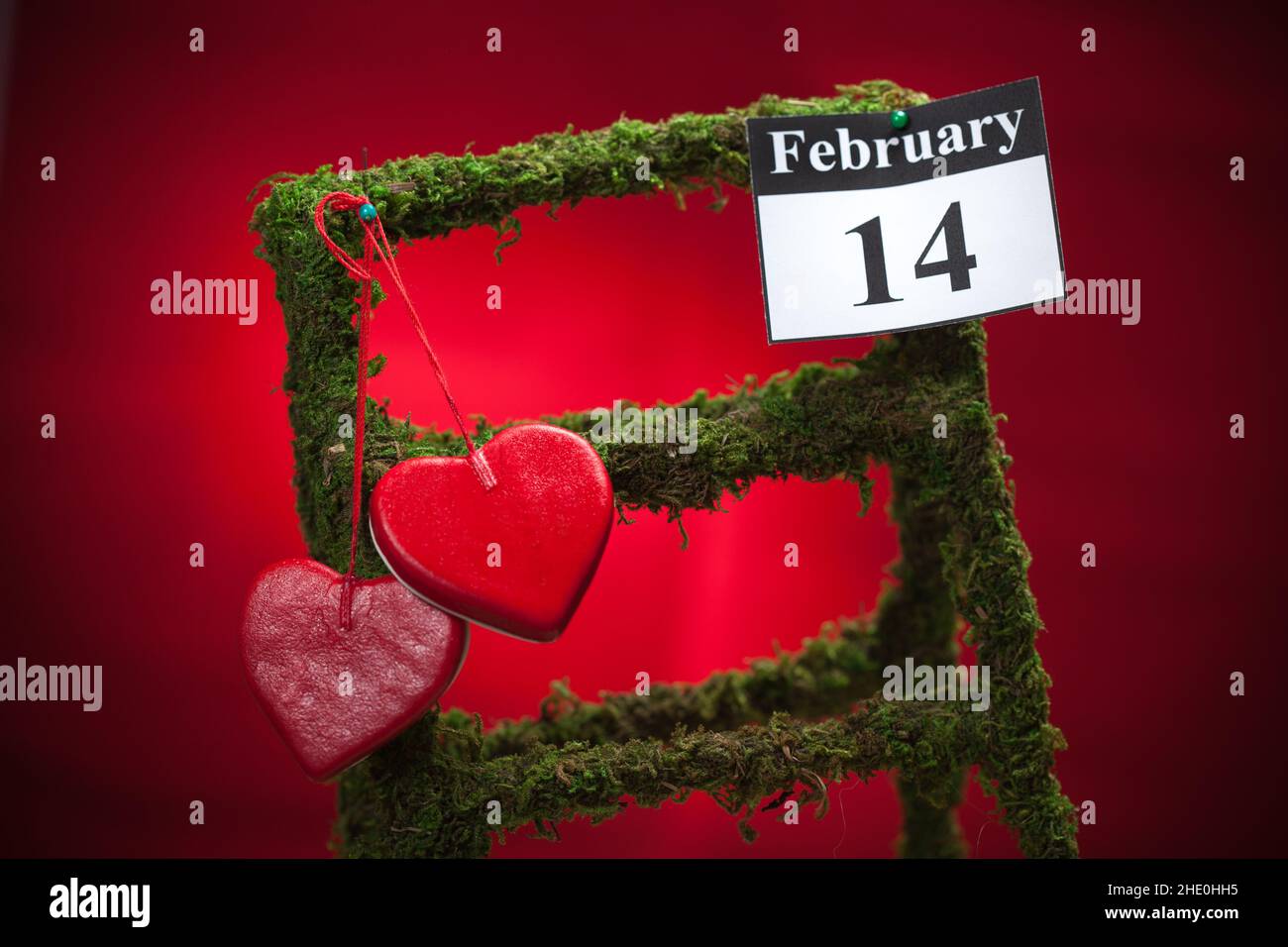 14. Februar, im Kalender, Valentinstag, rotes Herz, roter Hintergrund Stockfoto
