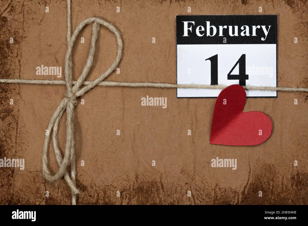 14. Februar, im Kalender, Valentinstag, Herz aus rotem Papier Stockfoto