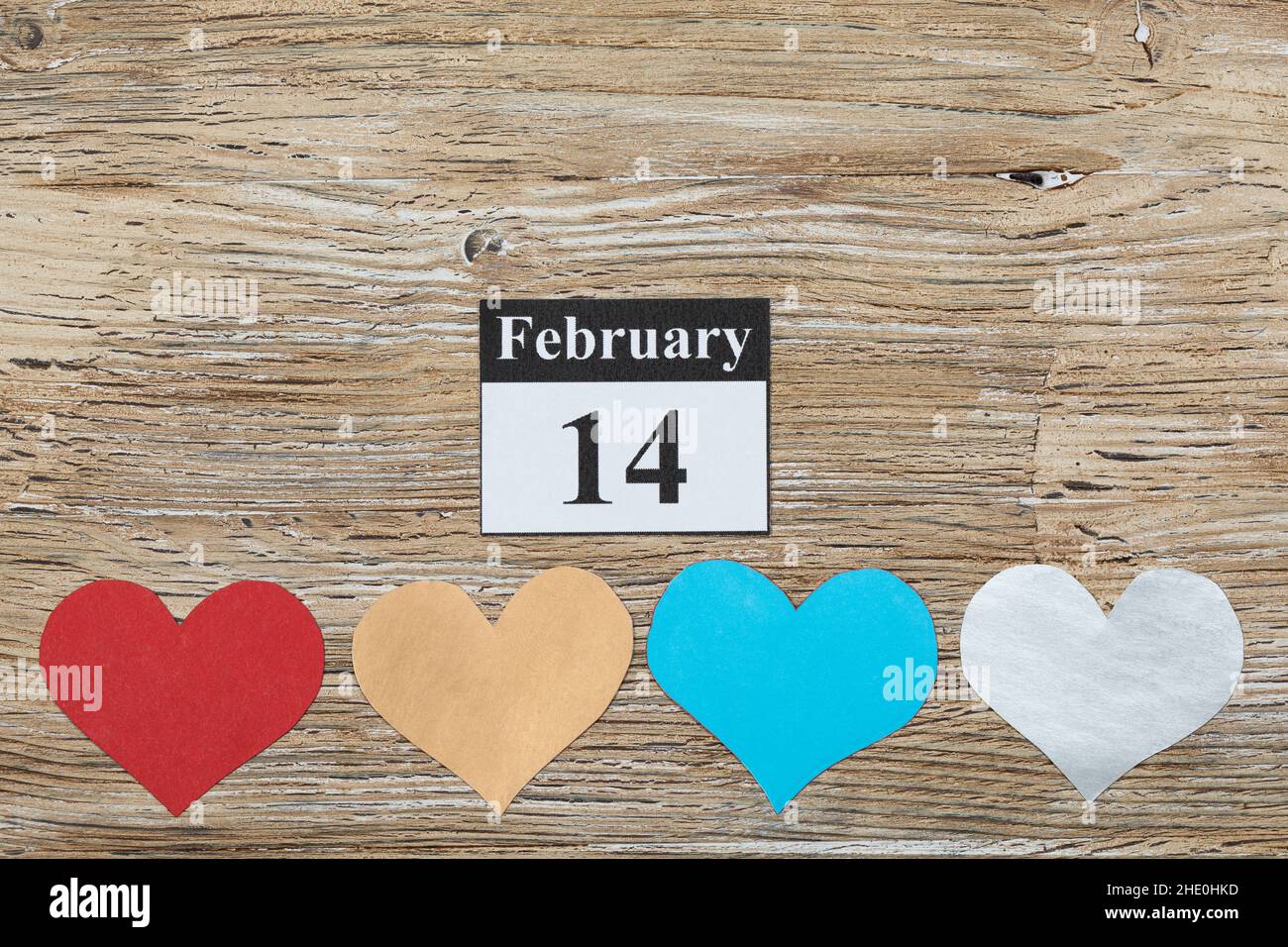 14. Februar, auf dem Kalender, Valentinstag, Herz aus Papier Stockfoto