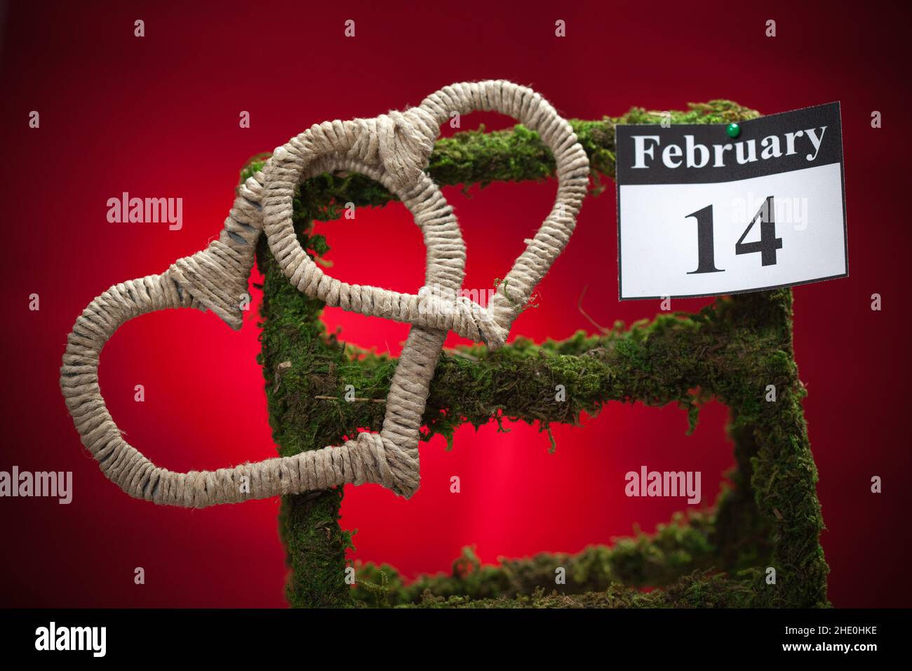 14. Februar, im Kalender, Valentinstag, rotes Herz, roter Hintergrund Stockfoto