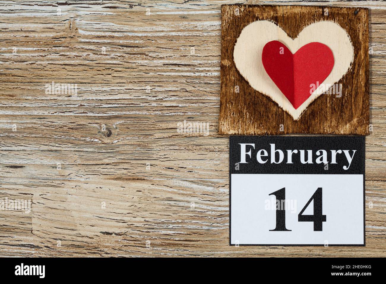 14. Februar, im Kalender, Valentinstag, Herz aus rotem Papier Stockfoto