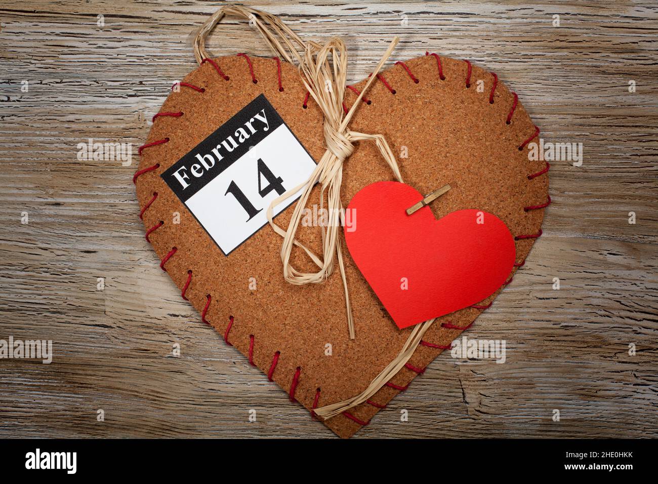 14. Februar, im Kalender, Valentinstag, Herz aus rotem Papier Stockfoto