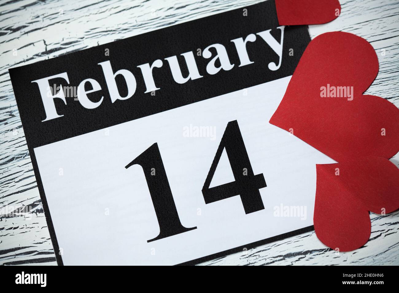 14. Februar, im Kalender, Valentinstag, Herz aus rotem Papier Stockfoto