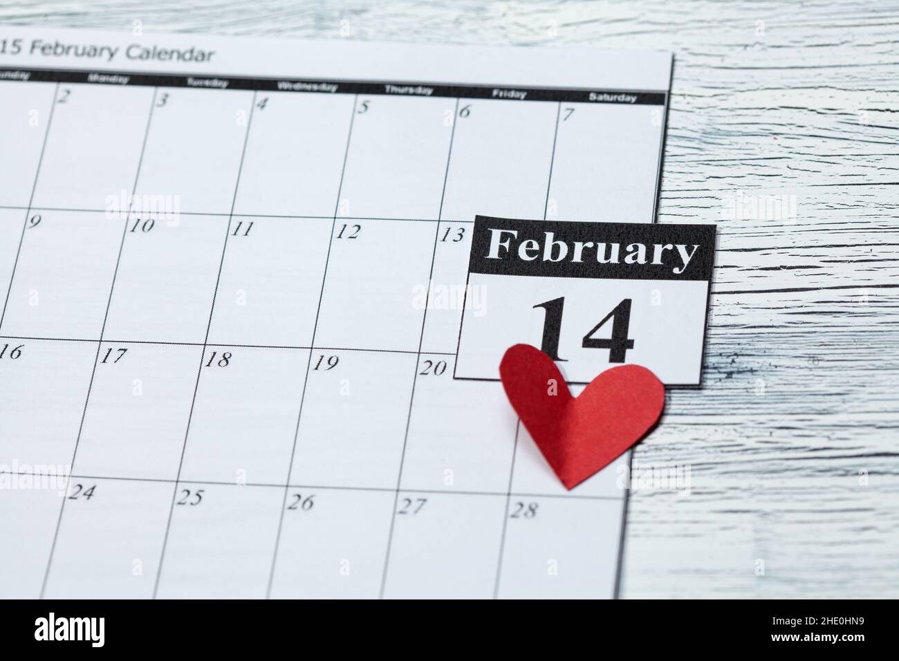 14. Februar, im Kalender, Valentinstag, Herz aus rotem Papier Stockfoto