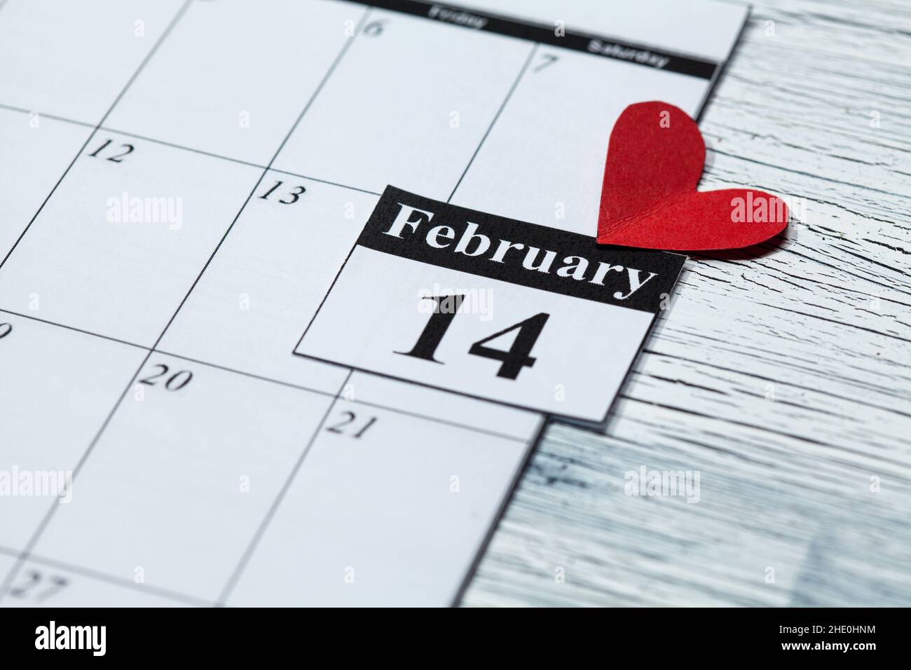 14. Februar, im Kalender, Valentinstag, Herz aus rotem Papier Stockfoto