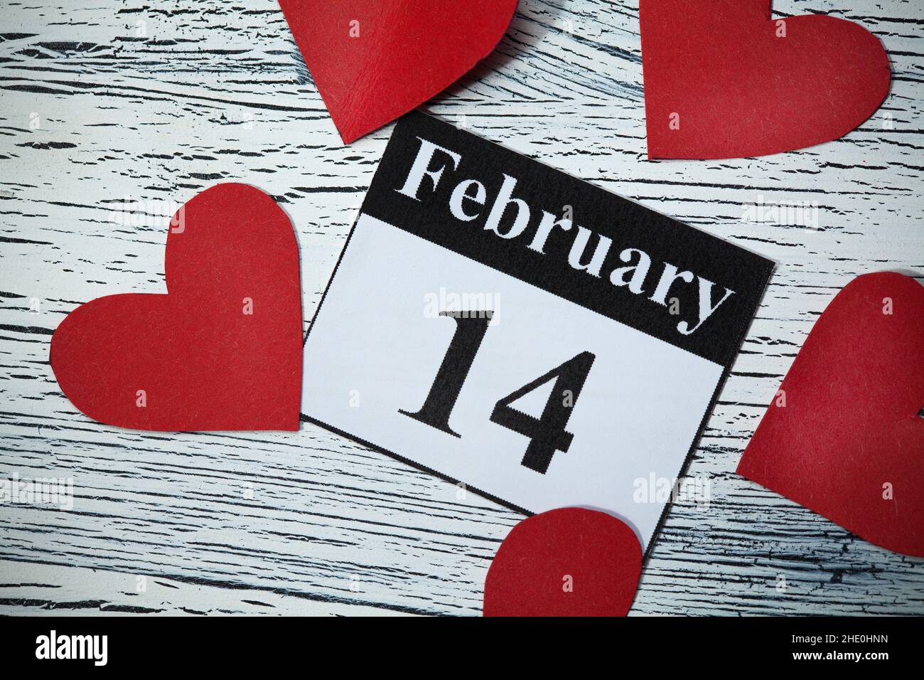 14. Februar, im Kalender, Valentinstag, Herz aus rotem Papier Stockfoto