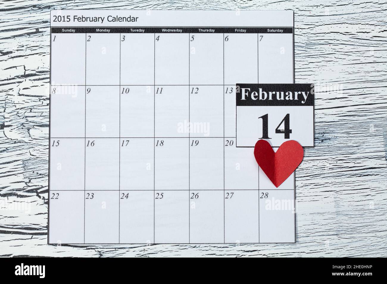 14. Februar, im Kalender, Valentinstag, Herz aus rotem Papier Stockfoto