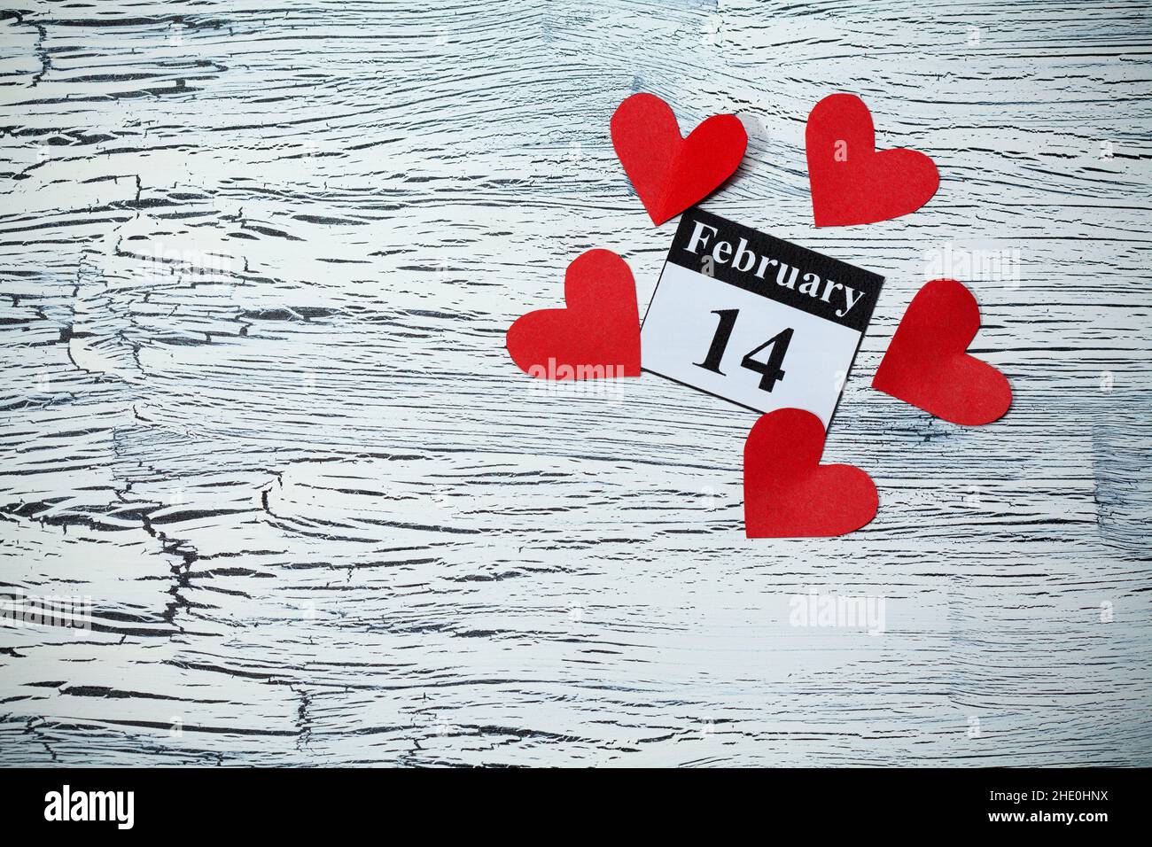14. Februar, im Kalender, Valentinstag, Herz aus rotem Papier Stockfoto