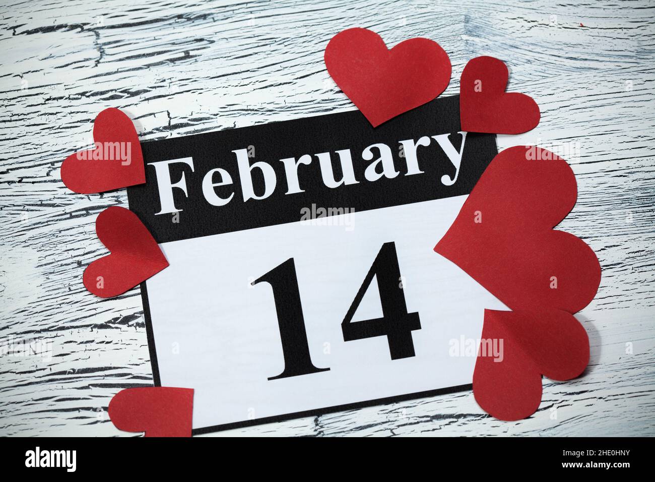 14. Februar, im Kalender, Valentinstag, Herz aus rotem Papier Stockfoto