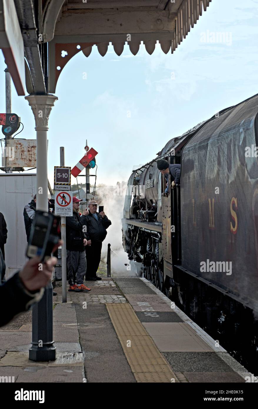 Die erhaltene Dampflokomotive, LMS Princess Coronation Class 6233 Duchess of Sutherland verlässt die Worcester Shrub Hill Station, die von Enthusiasten beobachtet wird Stockfoto