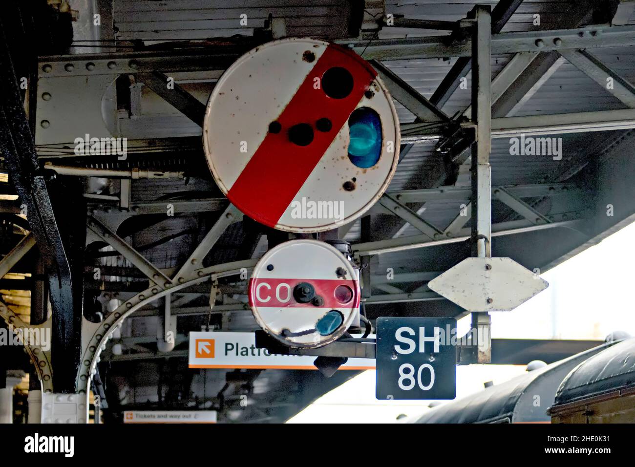 Ein einzigartiges mechanisches Overhead-Repeater-Signal am Bahnhof Worcester, Großbritannien Stockfoto