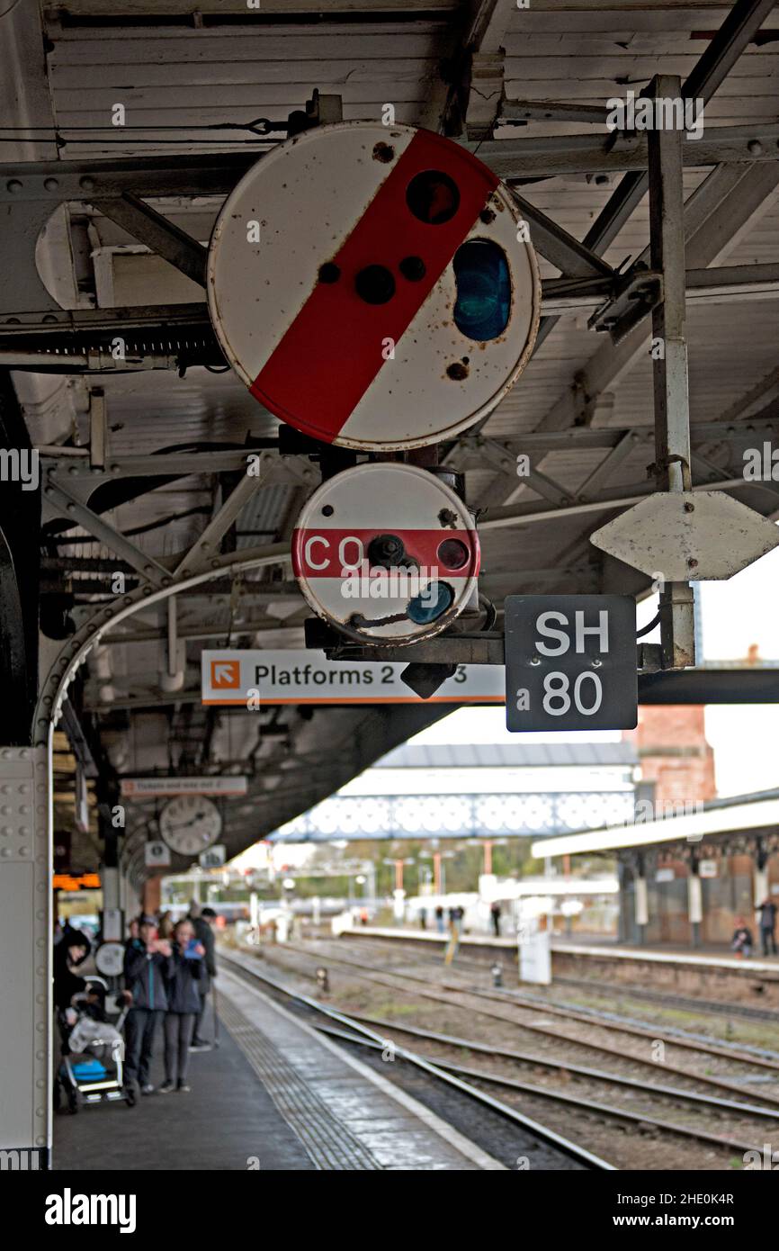 Ein einzigartiges mechanisches Overhead-Repeater-Signal am Bahnhof Worcester, Großbritannien Stockfoto