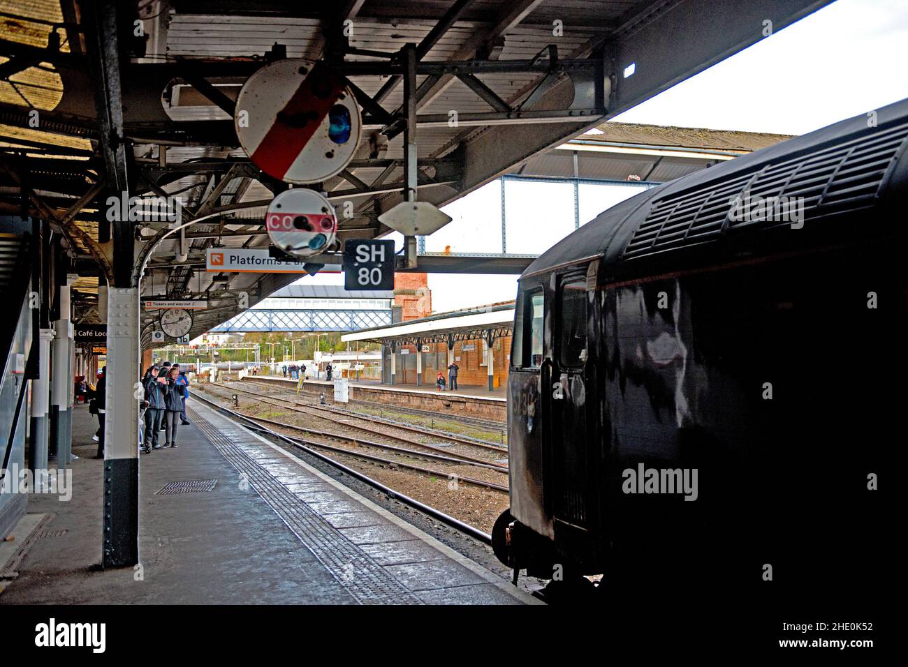 Eine Diesellokomotive der Baureihe 47 zieht auf das Bannersignal am Bahnhof Worsester Strauch Hill Stockfoto