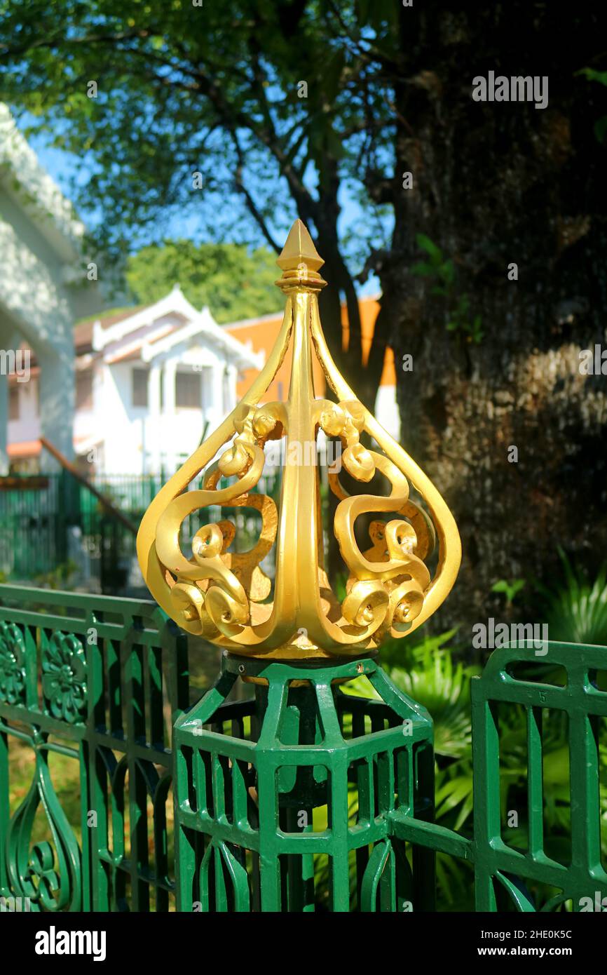 Die erstaunliche Lotusknospe-förmige Zaunpfäste im Marmortempel mit der Nummer 5 in thailändischer Sprache stellt König Rama V dar, der den Tempel, Bangkok, gegründet hat Stockfoto