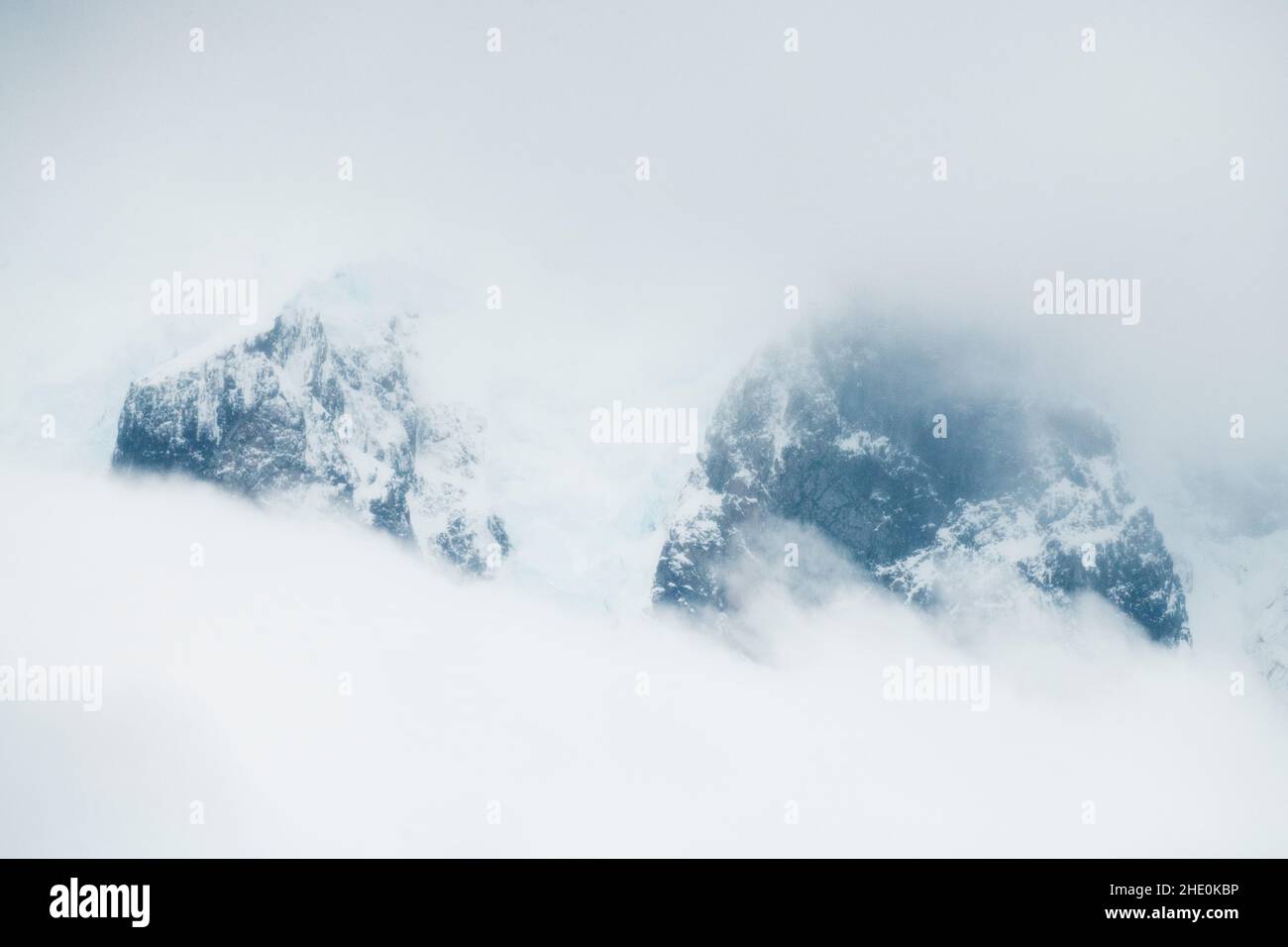 Schneebedeckte Berge in der Antarktis. Stockfoto