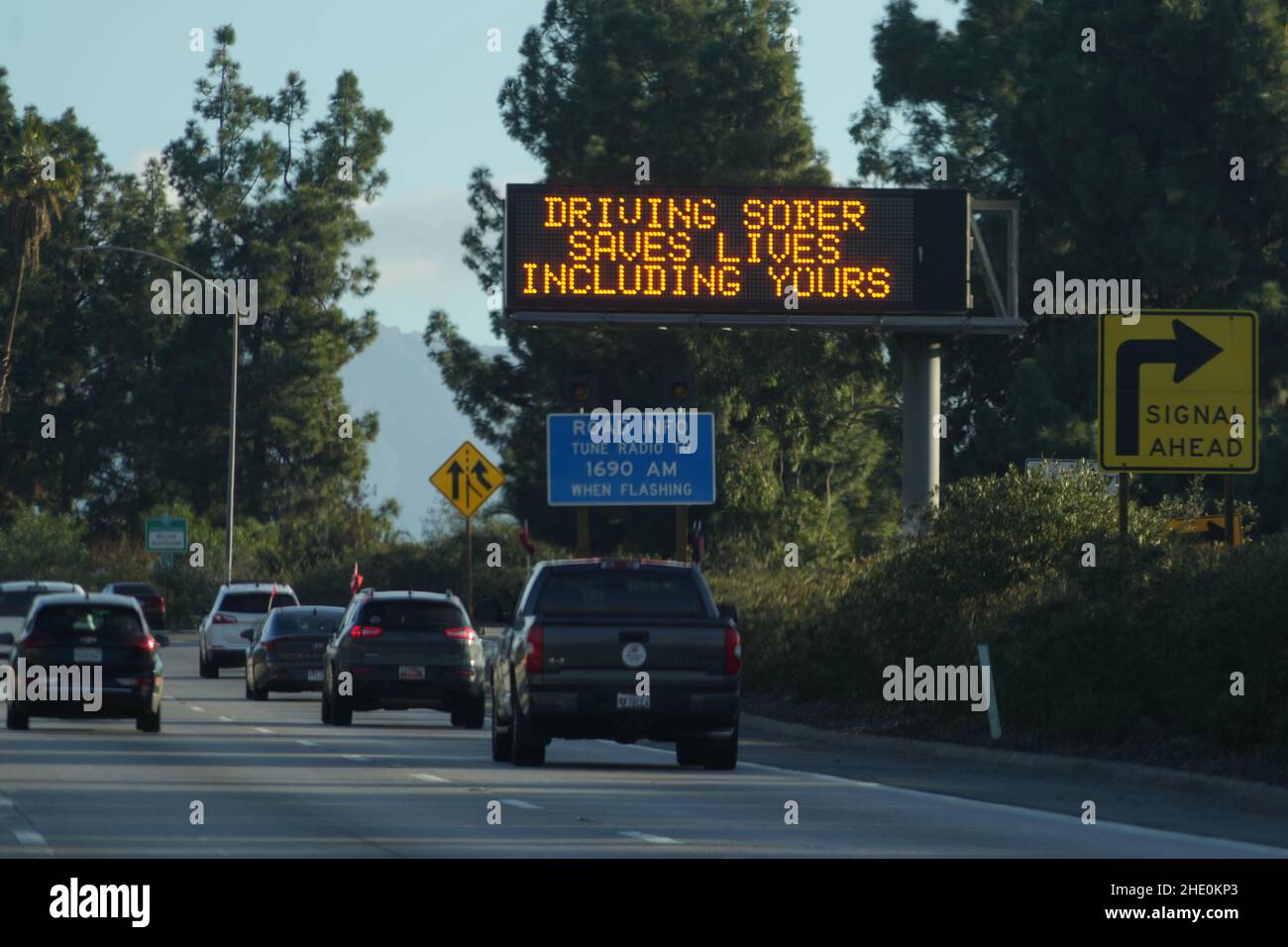 Eine Caltrans-Tafel, auf der das Bewusstsein für betrunkenes Fahren mit den Worten „Fahr nüchtern rettet Leben, auch das Ihre“ am Neujahrstag auf der State Route gefördert wird Stockfoto