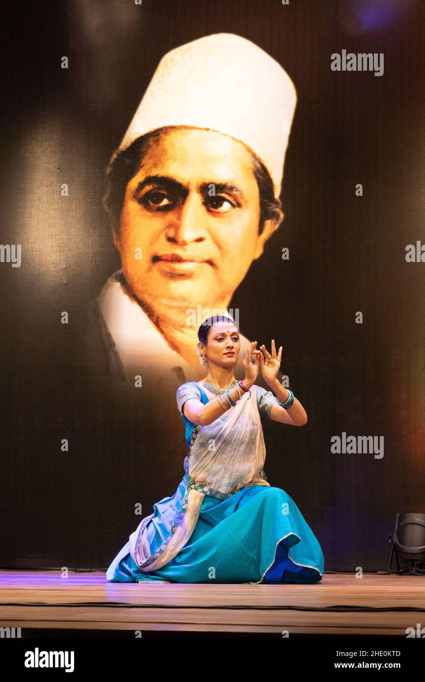 Sheetal Kolwalkar führt klassischen Kathak-Tanz auf Swaramangesh 2021 durch, dem Master Dinanath Mangeshkar Memorial Classical Music & Dance Festival Stockfoto